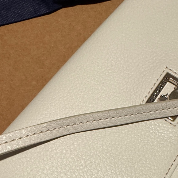 Dooney & Bourke Cream Leather Bag - Picture 14 of 14